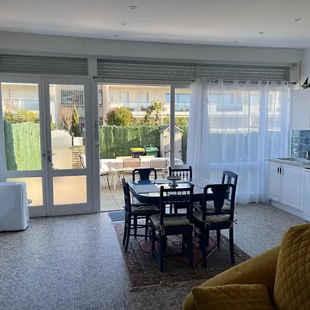 En Rez-de-chaussee A 150m De La Apartment *